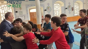 Yaz Kur’an-ı Kerim Kursu’nu bitiren miniklere Trabzonspor forması hediye edildi