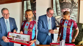 Mohamed Salah'a Sürmene'den Anlamlı Karşılama: Sürmene Kılıcı ve Çakısı Hediye Edildi