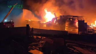 İnegöl'de Mühürlü Boya İmalathanesinde Yangın: 3 İş Yeri ve Bir Minibüs Kül Oldu!