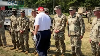 Trump'ın Askerlerle Buluşması Sosyal Medyada Gündem Oldu: Disiplin Eleştirileri Ortaya Çıktı