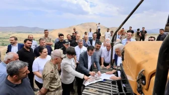 Bitlis'te Kırsal Ulaşım Atağı! Vali Karakaya Yol ve Asfalt Çalışmalarını Yerinde İnceledi
