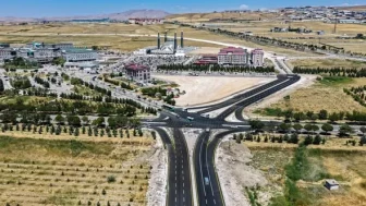 Van Gölü Sahil Yolu'nda 4. Etap Tamamlandı: YYÜ'ye Kesintisiz Ulaşım Başladı