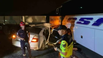 Doğum Günü Kutlamasına Giden Gençlere Korkunç Kaza: Yolcu Otobüsü ve Otomobil Tırla Çarpıştı!