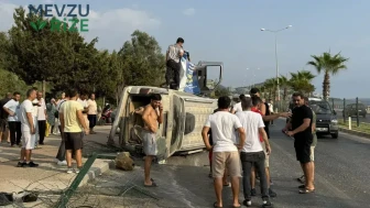 Alanya'da Meydana Gelen Trafik Kazasında Araç Refüje Çarparak Devrildi: 2 Kişi Yaralandı