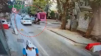 Kadıköy'de Motosiklet ile Araç Çarpıştı, İki Kişi Yaralandı!