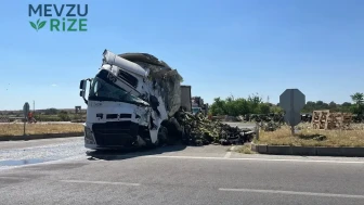Edirne'de Tır'ın Yola Devrilmesi Trafiği Kilitledi: Kurtarma Ekipleri Olay Yeriyle İlgili Çalışmalara Başladı