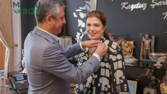 Ahmet Taner Kışlalı'nın eşi Nilüfer Kışlalı YENİ Parti'ye katıldı: Rozetini Özgür Özel taktı