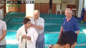 Adana'da şortla gelen çocuğa cami imamından örnek davranış