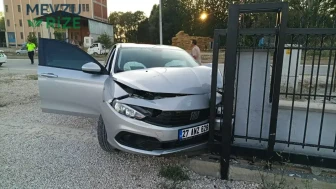Bilecik'te Kontrolden Çıkan Araç, Bina Kapısına Çarptı: 1 Kişi Ağır Yaralandı, 4 Yaralı