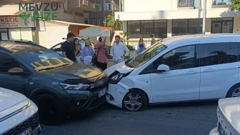 Manavgat'ta Üç Araçlı Zincirleme Kaza: Maddi Hasar Oluştu