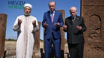 Ahlat'ta Tarih Dolu Anlar: Erdoğan ve Bahçeli, 955 Yıllık Selçuklu Kabristanı'nı Ziyaret Etti!