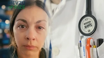 'Cildim hiç bozulmadı' diyerek yıllarca yaptı: Göz kapağı 'cırt cırt' gibi yapıştı... 'Sanki bıçak saplanıyordu'