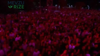 Ferhat Göçer, Ordu'da Müzik Tutkunlarına Eşsiz Bir Performans Sunarak Unutulmaz Bir Gece Yaşattı
