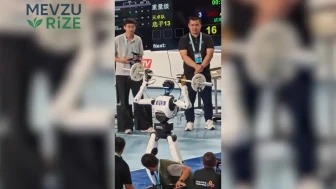 Pekin'deki Robot Yarışmasında Halteri Kaldırmaya Çalışan Robot, Dengesini Kaybederek Düştü!