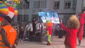 Led Ekranın Devrilmesiyle 5 Yaralı: Festival Anında Korku Dolu Anlar Kaydedildi!