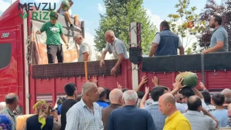 Zile'de Geleneksel Uşûr Dağıtımı: Tır Dolusu Karpuz 45 Dakikada Tükendi!