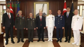 Bakan Güler, Gölcük Donanma Komutanlığı'nı Anlam Yüküyle Ziyaret Etti