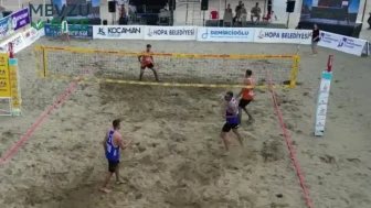 Hopa’da plaj voleybolu heyecanı sona erdi: Şampiyonlar kupalarını aldı