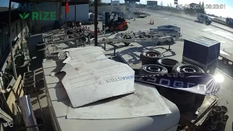 Bursa'da feci kaza: Akaryakıt istasyonuna girmek için yavaşlayan motosiklete arkadan böyle çarptı