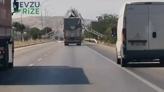 Afyonkarahisar'da Damperli Kamyon Yön Levhasını Devirerek Sürpriz Yarattı