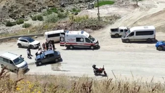 Hakkâri-Van Karayolunda Trafik Kazası: 2 Kişi Yaralandı