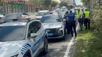 Polis Aracına Otomobil Çarptı: Yayalara Yol Veren Ekipte Kaza!