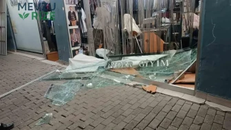 Otomobil mağazaya daldı! Sürücü kaza sonrası arkasına bakmadan kaçtı