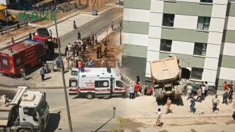 Korkunç Kaza: Kontrolü Kaybeden Kamyon, Evin İçi Duvarına Çarptı!