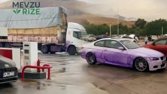 Araçlar mora boyandı, sürücüler araç yıkamaya akın ettiler
