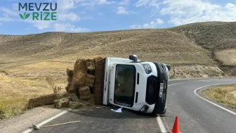 Erzurum'da Ot Yüklü Kamyonetin Devilmesi Sonucu 2 Kişi Yaralandı
