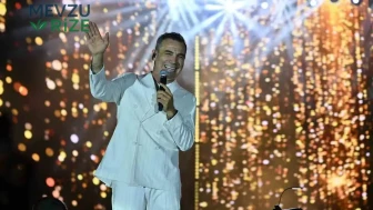 Ferhat Göçer, Ordu'da Müzik Tutkunlarına Eşsiz Bir Gece Sunarak Geçmişe Yolculuk Ettirdi!