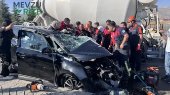 Can pazarı yaşandı: Beton mikseri ile çarpışan SUV'da anne ve kızları ağır yaralandı