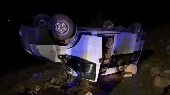 Batman'da minibüs şarampole devrildi: Halı saha dönüşü 5 kişi yaralandı