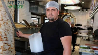 Adana'da Sıcak Hava Vurmuş, Döner Ustası Sırtında Buz ile Çalışmaya Devam Ediyor!