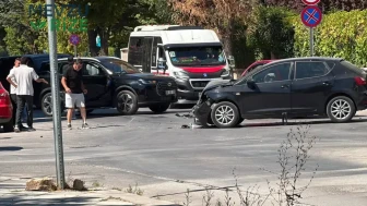 Eskişehir'de İki Araç Çarpıştı, Maddi Hasar Oluştu!