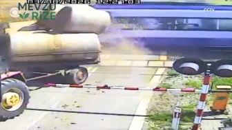 Polonya'da büyük bir kaza son anda önlendi: Tren, saman yüklü römorka çarptı!
