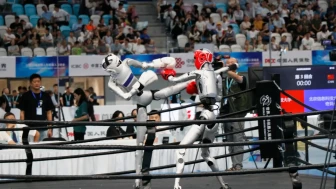Çin'deki robot olimpiyatlarında nefes kesen anlar: Binlerce insansı robot Pekin'de hünerlerini sergiliyor