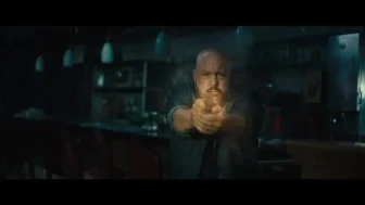 **Eller Yukarı Filmi: Konusu ve Oyuncu Kadrosu**Eller Yukarı, toplumsal ve bireysel sorunları ele alan bir yapım olarak dikkat çekiyor. Film, farklı karakterlerin yaşamlarına odaklanarak insanların karşılaştığı zorlukları ve bu zorluklarla başa çıkma yöntemlerini yansıtıyor. Kimi zaman komik, kimi zaman ise dramatik anlarla örülü olan hikaye, izleyicilere derin bir düşünce alanı sunmayı amaçlıyor.Filmin başrollerinde, yetenekli oyuncular arasında isimleriyle tanınan [oyuncu isimleri] yer alıyor. Her bir karakter, filmin duygusal derinliğine katkıda bulunarak, hikayenin inandırıcılığını artırıyor.Eller Yukarı, sadece bir film olmanın ötesinde, izleyicilere sosyal bir farkındalık sağlama hedefi güdüyor.