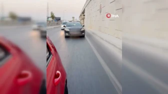 Kasten çarptığı aracın sürücüsünün olayı kaydettiğini fark edince olay yerinden kaçmaya çalıştı