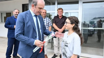 KTÜ'de Yeni Öğrenciler Renkli Çiçeklerle Karşılandı!