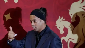 Ronaldinho: Brezilyalı Futbolun Efsanevi Yıldızı Hakkında BilgilerRonaldinho, 21 Mart 1980'de Brezilya'nın Porto Alegre şehrinde dünyaya gelmiş olan, futbol dünyasının en tanınmış ve sevilen isimlerinden biridir. Şu anda 43 yaşındadır. Hem teknik becerileri hem de sahadaki cüretkarlığı ile tanınan Ronaldinho, kariyeri boyunca birçok önemli başarıya imza atmış ve futbolseverlerin gönlünde taht kurmuştur.