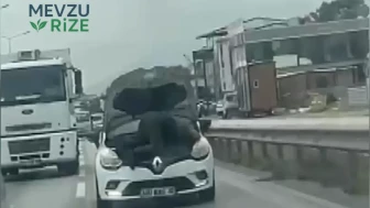 Bursa'da kaputu açık otomobilin motorunun üzerinde yolculuk yaptı