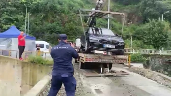 Rize Pazar'da Kafes Balıkçılığı Protestosu Devam Ediyor: Ocaklı'nın Araçları Vinçle Taşınıyor