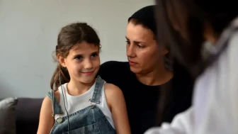 3 yıl boyunca duyamadı ! 11 yaşındaki Ayşegül biyonik kulağına kavuştu