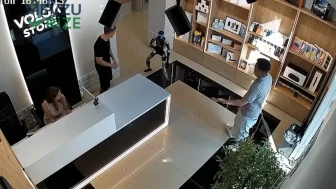 Öfkesi pes dedirtti: Rusya'da danışman robot kendisini iten müşteriye saldırdı