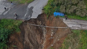 Trabzon'da mahalle yolu çöktü: Sürüklenen araçtaki 2 kişi yaralandı