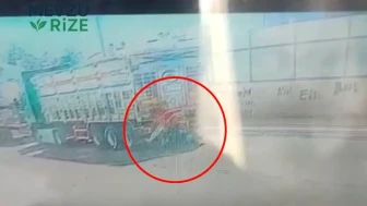 Park Halindeki Tıra Çarpan Motosiklet Sürücüsü Ağır Yaralandı, Kaza Anı Güvenlik Kamerasında Kaydedildi
