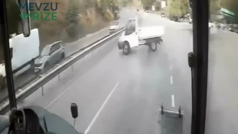 Çankırı'da Kaygan Yolda Kontrolü Kaybeden Kamyonetin Kaza Anı Kameralara Yansıdı