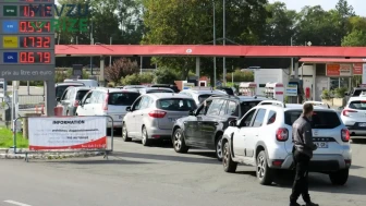 Ülkede akaryakıt krizi büyüyor: Benzin istasyonları çekiçle tahrip edildi