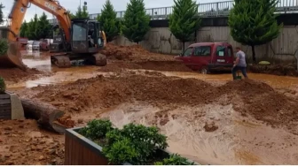 Rize'de Yeni Araç, Sel Sularının Kurbanı Oldu!